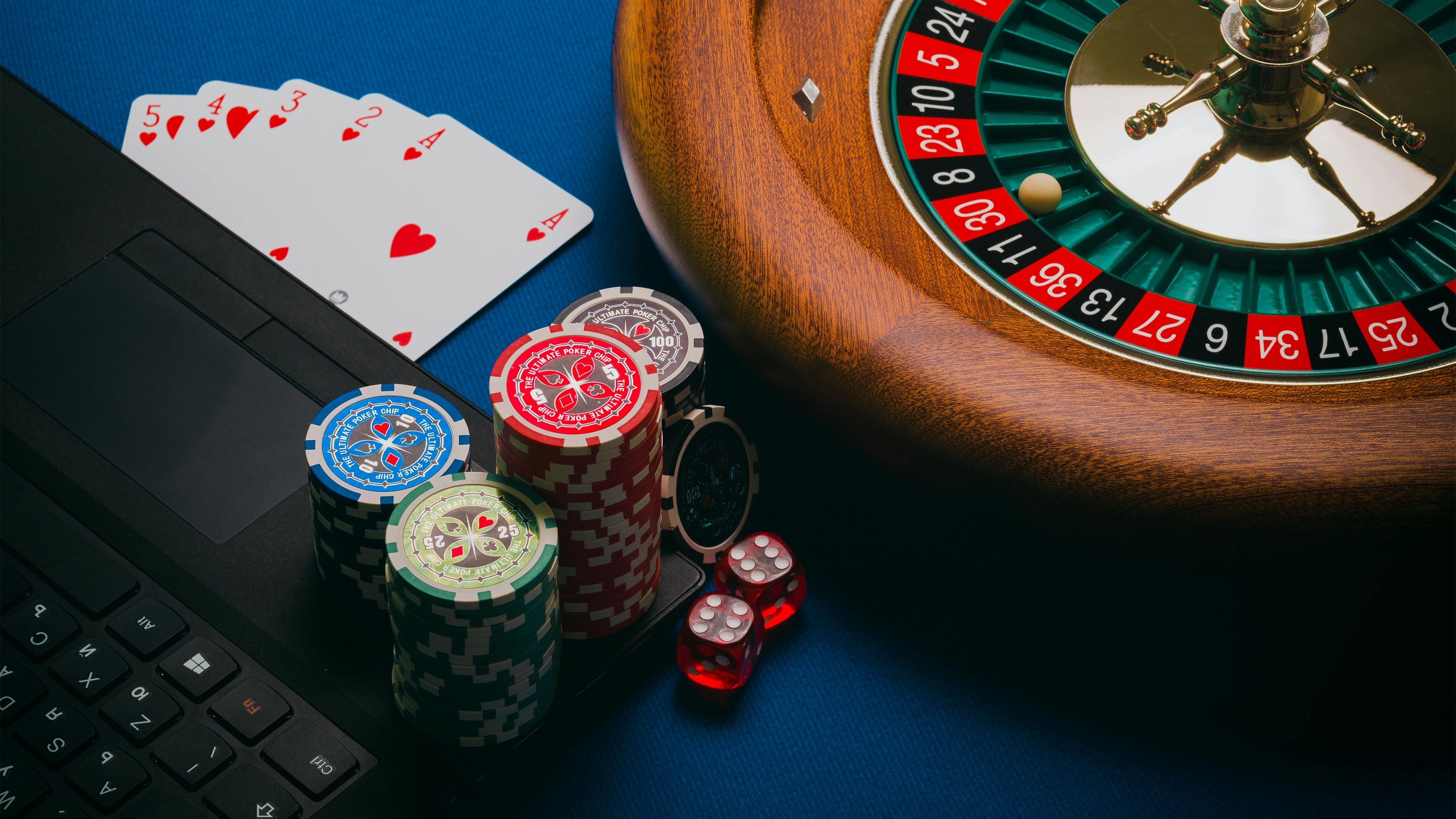 Auto Roulette table layout with spin indicator and live feed overlay on maret88 login
